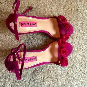 Like new: Betsey Johnson Flower Heels - Pink